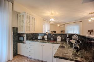 Køkken eller tekøkken på Theasis Luxury Apartment