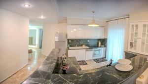 Køkken eller tekøkken på Theasis Luxury Apartment + 56 billeder