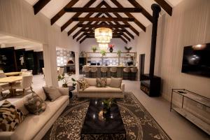 un soggiorno con un divano e un tavolo di Diggers Country House a Tulbagh