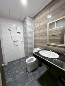 Un baño de Lopburi Sity hotel โรงแรมลพบุรี ซิตี้