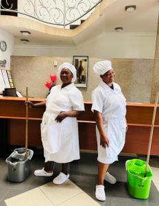 MatolaMATOLa GUEST HOME的两名身穿白色制服的女子站在柜台前。 更多43张照片