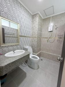 Un baño de Lopburi Sity hotel โรงแรมลพบุรี ซิตี้ 42 fotos más