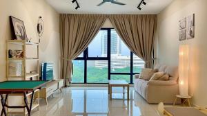新山Southkey Mosaic Mid Vally Apartment by WSD的客厅,窗户前设有台球桌
