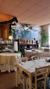 Cuccaro MonferratoB&B da Stefy的一间设有白色桌子和白色椅子的餐厅