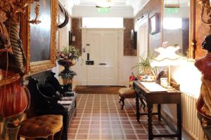pasillo con puerta, mesa y sillas en Charlemont House, en Dungannon