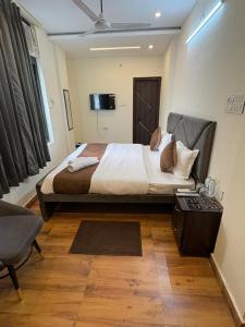 Postel nebo postele na pokoji v ubytování AKS Grand Hotel in Varanasi