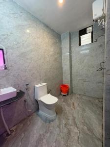 Koupelna v ubytování AKS Grand Hotel in Varanasi + 54 fotografií