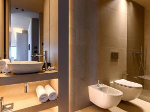 O baie la Victoria Palace Hotel +73 fotografii