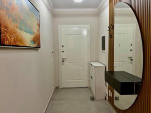 LushnjëTheGrand Stone Executive Apartment Central Lushnje的门旁带镜子的浴室