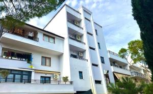 LushnjëTheGrand Stone Executive Apartment Central Lushnje的一栋带阳台的白色公寓楼