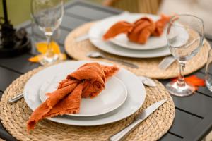 two plates of food on a table with wine glasses at Nuit’s Féerique en Champagne in Meurville