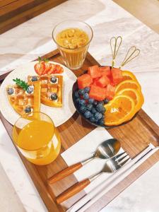 a tray of food with fruit on a table at Dali Yuanlu Hanging Garden Hotel, located in the center of Dali Old City, has rich cultural heritage, convenient travel, butler service, free parking, free breakfast, afternoon tea, coffee, mini bar, and traditional Chinese tea in Dali Ancient Town