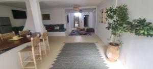 sala de estar con mesa, sillas y planta en VILLA Malaika, en Marrakech