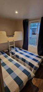 南莱潘Bungalow confortable à Nans-les-Pins de 30 m²的带双层床和窗户的卧室 更多35张照片