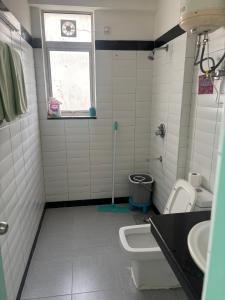 The Green Door في Lāndrān: حمام مع مرحاض ومغسلة ونافذة +12 صورة