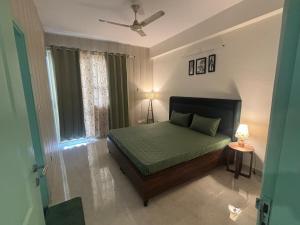 The Green Door في Lāndrān: غرفة نوم بسرير اخضر ونافذة