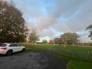 Foto sihtkohas Tournai asuva majutusasutuse Chambre d'hôtes Lucia avec vue sur jardin arboré galeriist