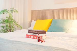 En eller flere senge i et værelse på Sun House