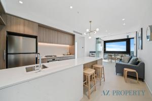 Una cocina y una sala de estar con una encimera y un sofá. en Brand new Luxurious 1 Bedroom Perth CBD, en Perth 62 fotos más
