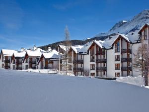 a building in the snow with snow covered roofs at Schweizerhof Ferienwohnungen Lenzerheide Haus 4 in Lenzerheide