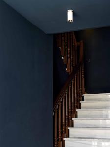una escalera con escaleras blancas y una pared azul en Azul & Limón Apartments, en Córdoba