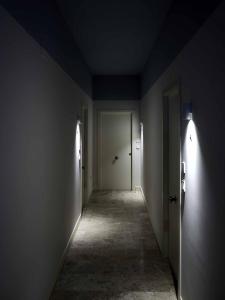 Un pasillo vacío con dos puertas y dos luces. en Azul & Limón Apartments, en Córdoba 24 fotos más