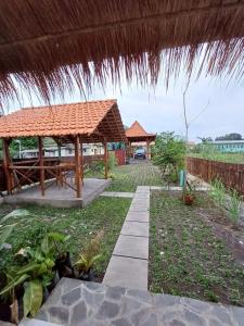 Zahrada ubytování Breeze and Blossom Cottage Maguwo