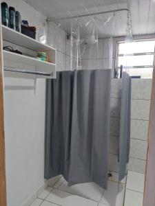 een badkamer met een douchegordijn in de kamer bij Dormitorio e WC privativo semanal in Valinhos