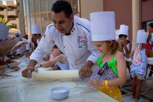 um homem e uma menina com chapéus de chef fazendo massa em Sunny Days El Palacio Resort & Spa em Hurghada mais 123 fotografias