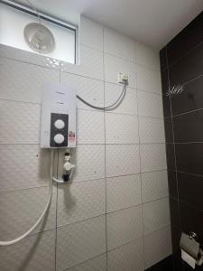 玻璃市港口OYO 91259 Hai Thien Motel的墙上的浴室设有肥皂机