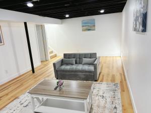 Χώρος καθιστικού στο Luxury Cute Home With 5B2B with big TV +71 φωτογραφίες
