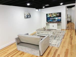 Μια τηλεόραση ή/και κέντρο ψυχαγωγίας στο Luxury Cute Home With 5B2B with big TV