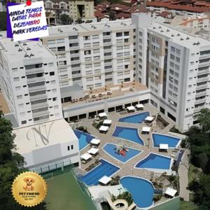 vista sul tetto di un edificio con piscine di Park Veredas Flat 310 Premium a Rio Quente