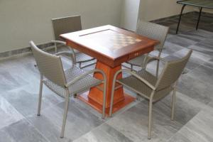 un tavolo in legno con sedie intorno in una stanza di Park Veredas Flat 310 Premium a Rio Quente Altre 27 foto