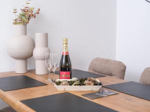 Oysterduinen - Resort Yerseke في يرسك: زجاجة من النبيذ موضوعة على طاولة