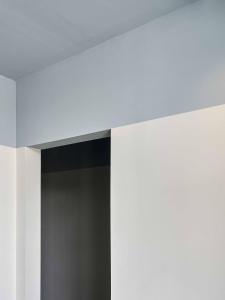 una habitación con paredes blancas y una puerta negra en Azul & Limón Apartments, en Córdoba