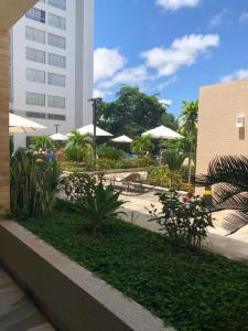 un resort con tavoli e ombrelloni e un edificio di Park Veredas Flat 310 Premium a Rio Quente