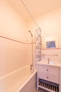 Et badeværelse på Historic Rennes Cozy apartment