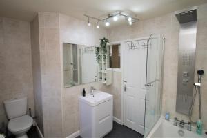 Ένα μπάνιο στο Ty Glas Mews by Property Promise, Cardiff +41 φωτογραφίες