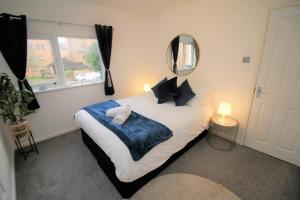 Ένα ή περισσότερα κρεβάτια σε δωμάτιο στο Ty Glas Mews by Property Promise, Cardiff