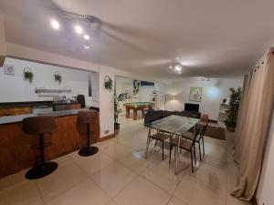 Η κουζίνα ή μικρή κουζίνα στο Ty Glas Mews by Property Promise, Cardiff