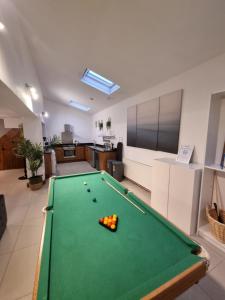 Τραπέζι μπιλιάρδου στο Ty Glas Mews by Property Promise, Cardiff
