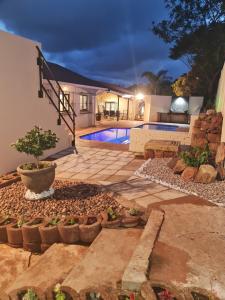 een achtertuin met een zwembad en een huis bij Melodia V in Durban