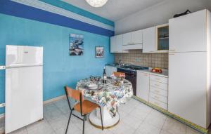 Nhà bếp/bếp nhỏ tại 4 Bedroom Amazing Apartment In Ferruzzano