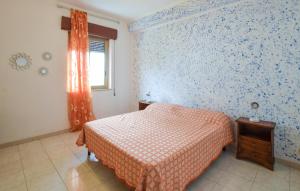 Giường trong phòng chung tại 4 Bedroom Amazing Apartment In Ferruzzano