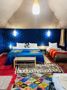 Postel nebo postele na pokoji v ubytování Glance over nights at luxury