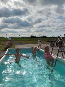 KlundertDe Keet op een boerencamping的一群孩子在游泳池里玩耍