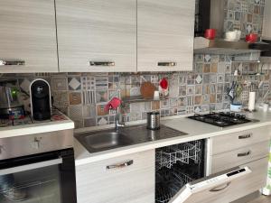 Kuchyň nebo kuchyňský kout v ubytování Andrea's Home