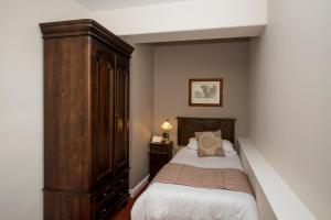 Ένα ή περισσότερα κρεβάτια σε δωμάτιο στο White Lion Royal Hotel