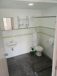 Ένα μπάνιο στο Hotel Iam Armenia Quindio +49 φωτογραφίες